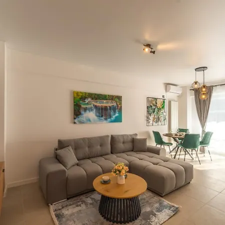 Star Odyssey Free Parking-pool-spa-playground Daire